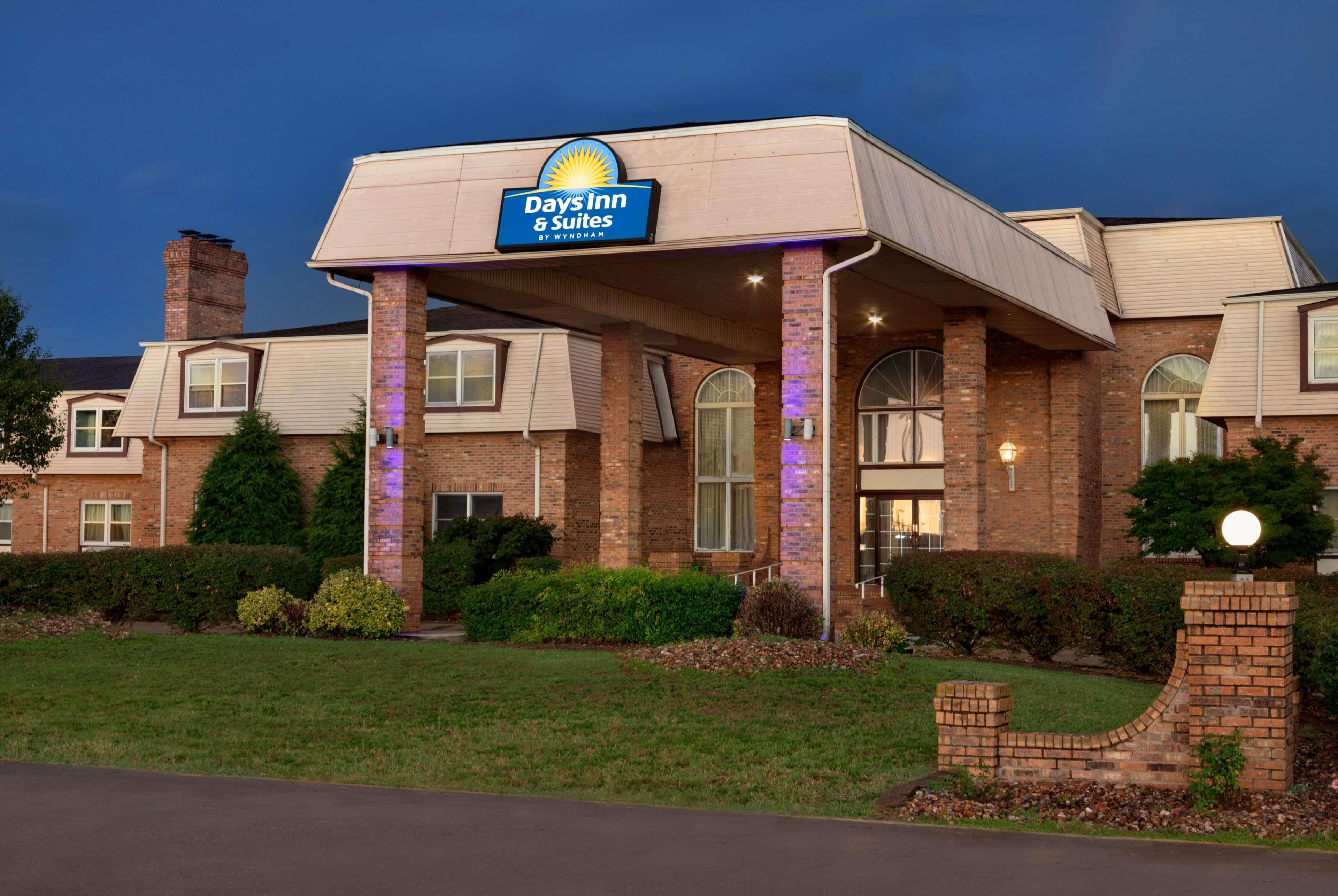 Days Inn And Suites By Wyndham Sikeston Exterior photo